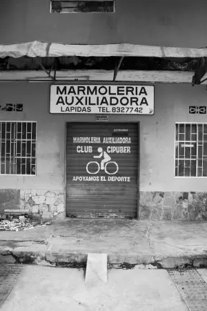 001byron-cronicas-del-barrio-juan-jose-henao