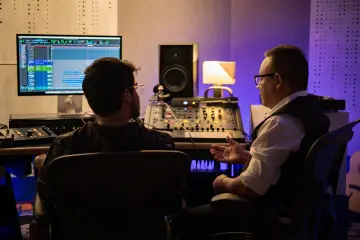 Spotify, Comfama y El Perpetuo Socorro se unen para ofrecer un estudio de grabación.