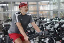 Señor en bicicleta gimnasio