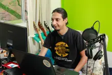 hombre-consola-musica