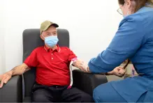 Señor en examenes de sangre