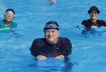 Adultos mayores en piscina