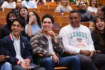 Jóvenes aprendiendo