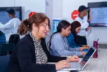 Señora en computador