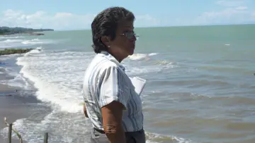 Trabajar con el mar, la mujer que se unió con el mar para detener la erosión costera