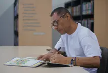 Señor escribiendo en cuaderno