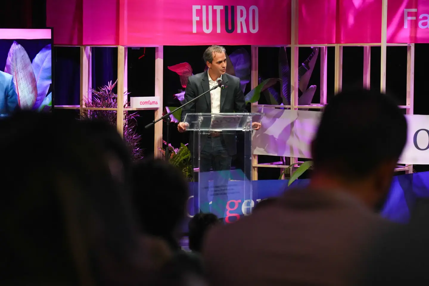 "Pensar en décadas"