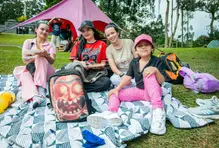 Familia comiendo en los Parques Comfama