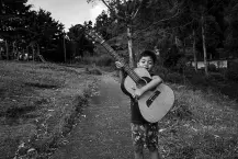 guitarrista-cronica-del-barrio-sara-zuluaga