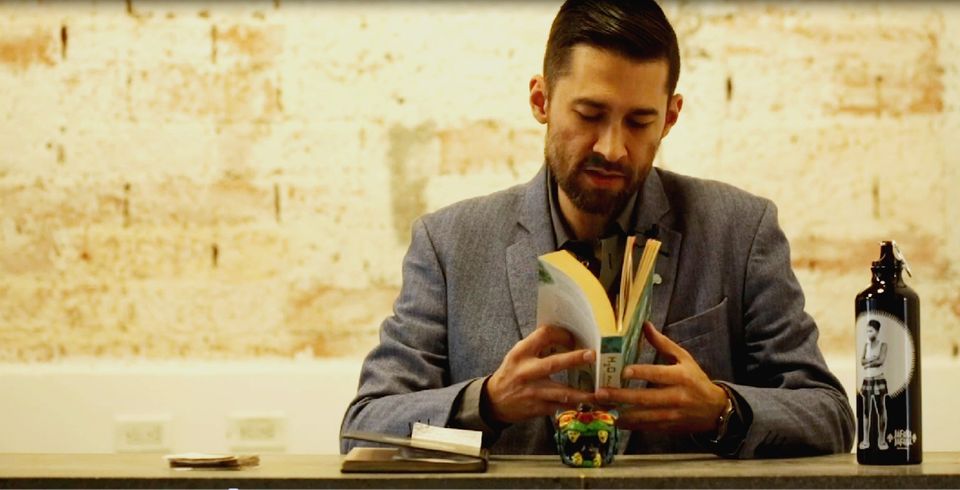 foto escritor juan alvarez leyendo