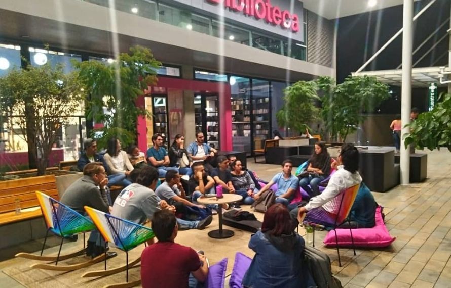 Foto club de lectura poemas a la luz de una vela