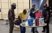 Personas conversando con Biblioteca Humana