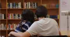 destacado recomendador home pareja leyendo