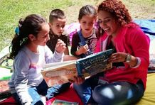 Estefanía Alzate en lectura con niños y niñas