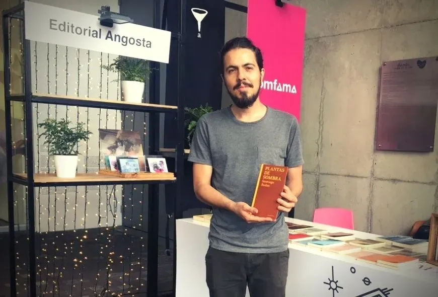santiago rodas con libro plantas de sombra