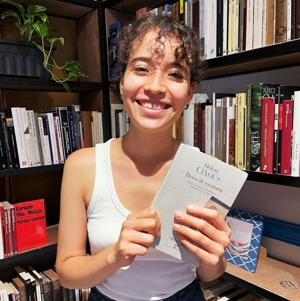 Librera de Los Caballitos del Diablo con libro de Helene Cixous Test de Proust Manuela Montoya