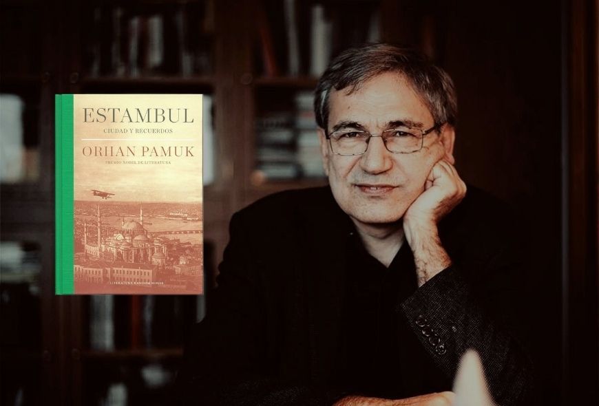 Orhan Pamuk con portada de Estambul