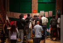 Gente que lee foto 2