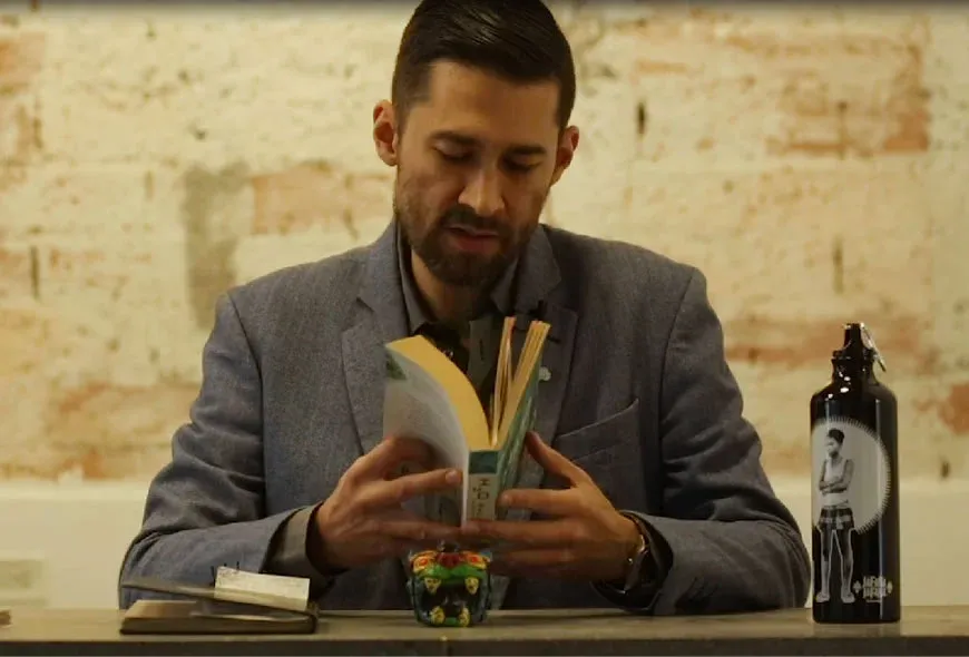 Escritor Juan Álvarez en presentación de libro