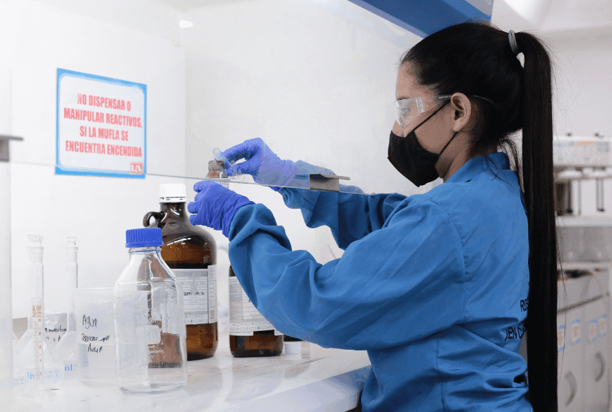 Mujeres líderes en la ciencia: una travesía histórica 