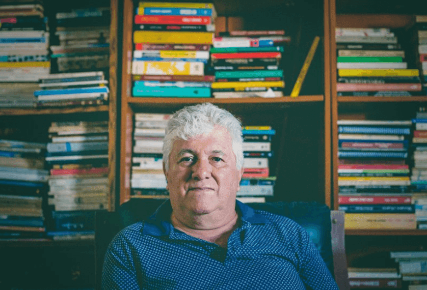 Fotografía Juan José Hoyos en librería al fondo