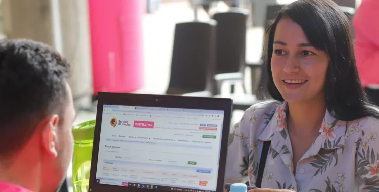 Personas en entrevista laboral