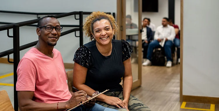 Mujer y joven en búsqueda de oportunidades de empleo. 