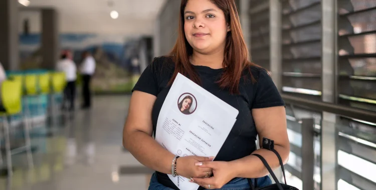 Imagen de mujer joven en contexto laboral