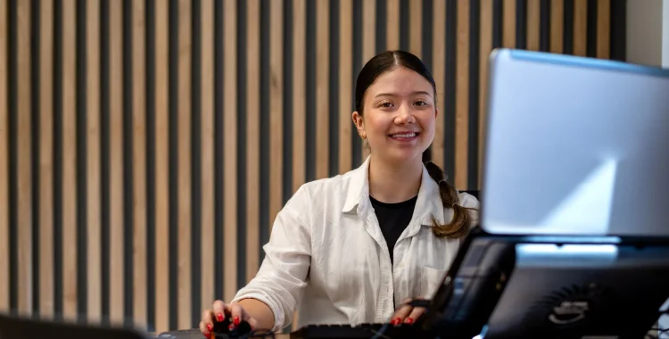 Mujer joven profesional trabajando en computador
