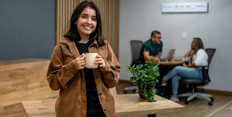 Mujer joven en contexto laboral