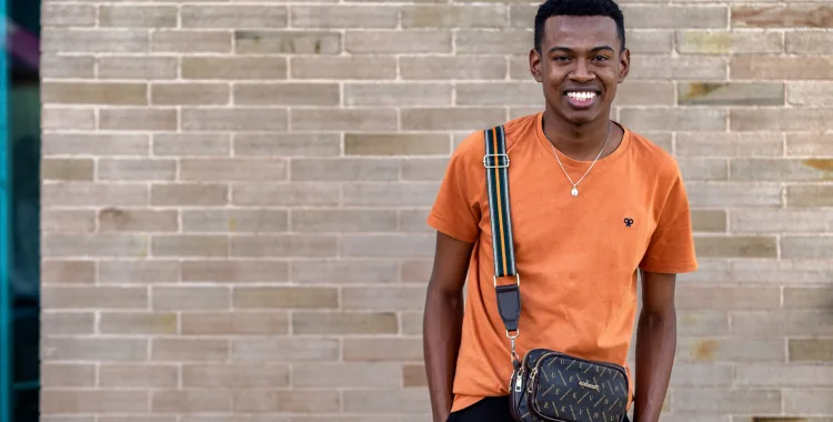 Joven que inicia su vida laboral