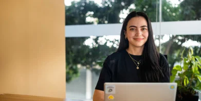 Mujer sonriendo frente al computador