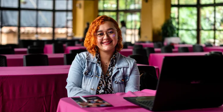 Joven universitaria en espacio de practicas y voluntariado
