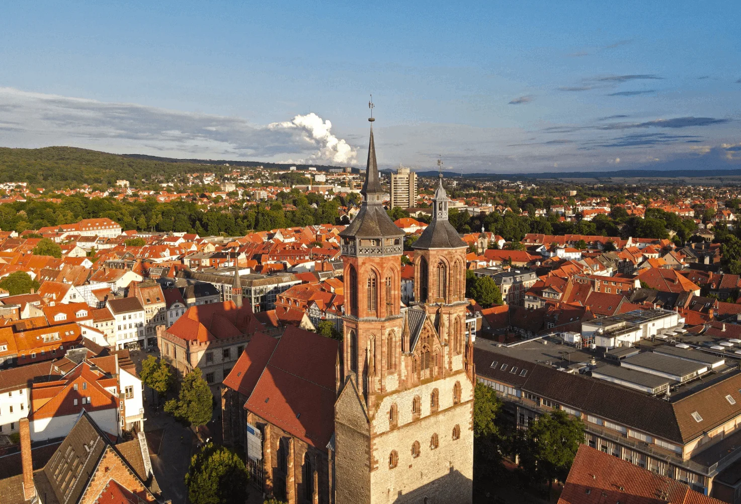Vista aérea del centro histórico de Goslar, Alemania, con la iglesia de San Cosmas y San Damián en primer plano.