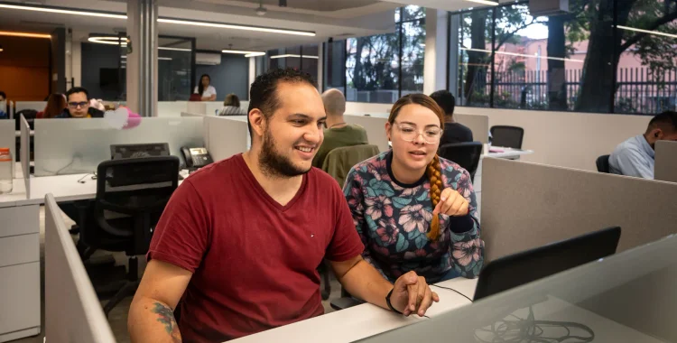 Jóvenes enviando una hoja de vida