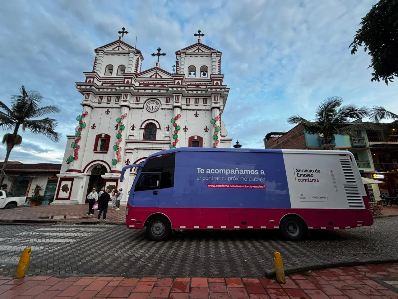 Unidad móvil del Servicio de Empleo Comfama viajando en un municipio de Antioquia 
