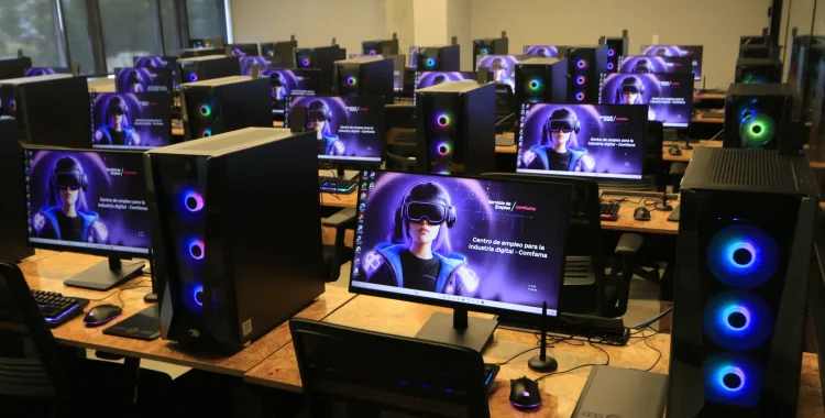 Equipos de computador con imagen de inteligencia artificial, desarrollo web y aplicaciones web