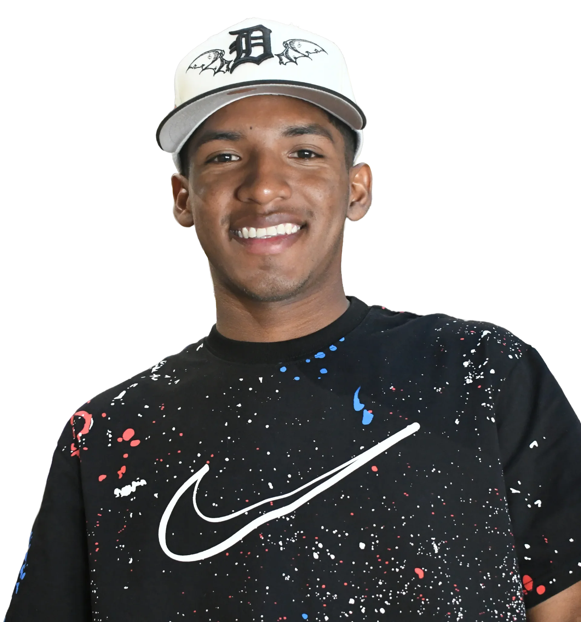 Hombre sonriendo con gorra blanca y camiseta negra