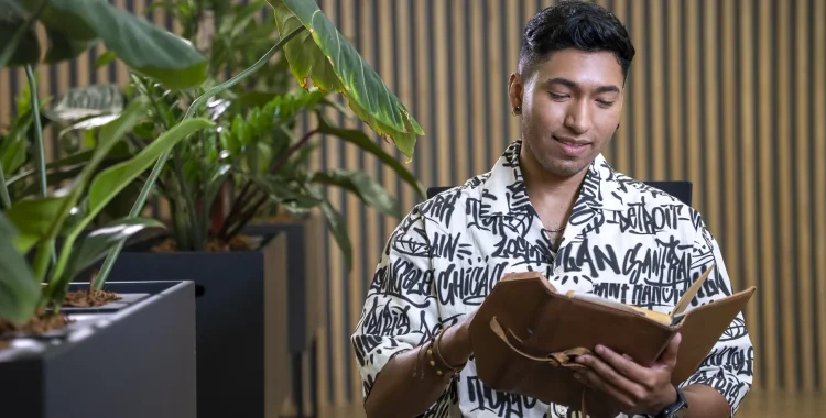 Hombre con un cuaderno en la mano