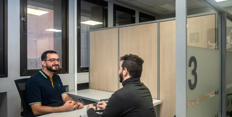 Personas conversando en un espacio de mentoría de talento