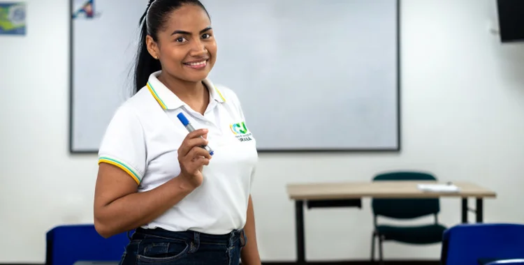 Profesora en salón de clase
